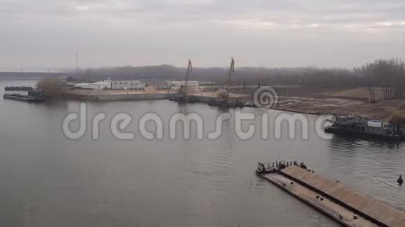 船上的碑文用驳船运送瓦砾到河上的货运港视频的预览图