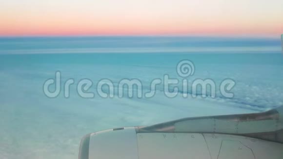 日落时从飞机舷窗上观看视频的预览图