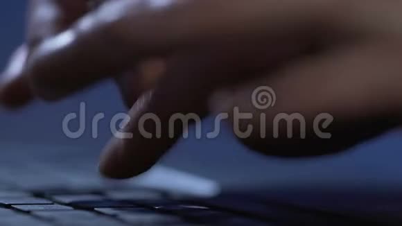 办公室工作人员在笔记本电脑键盘上打字发送电子邮件编程视频的预览图