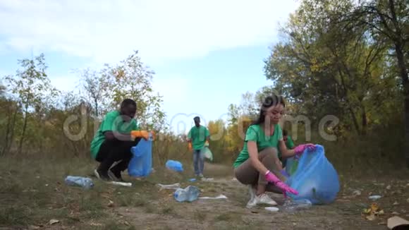 不同的人在大自然中捡塑料垃圾视频的预览图