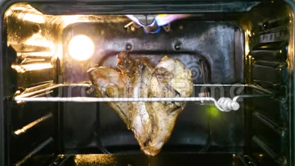在烤箱里烤鸡视频的预览图