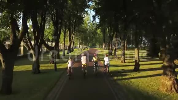 学生骑自行车后景视频的预览图