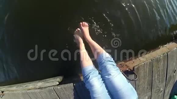 女孩在水里踢视频的预览图