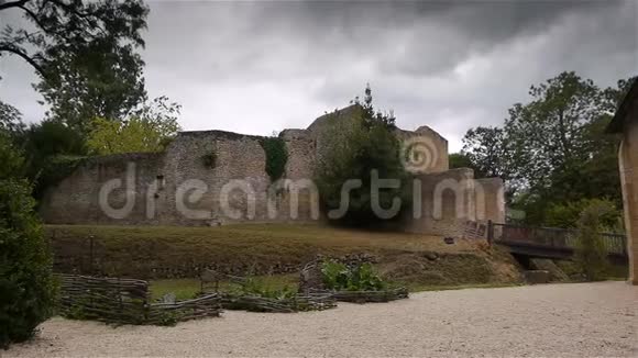法国诺曼底阿格克里维柯城堡防御墙视频的预览图