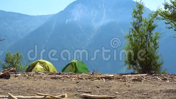两顶帐篷搭在山中湖的沙岸上视频的预览图