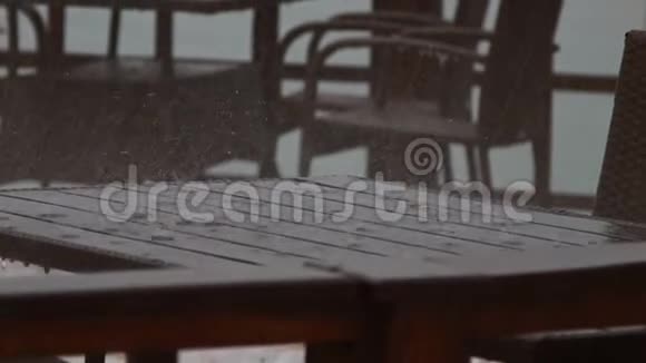 4近距离拍摄了木桌上的雨滴视频的预览图