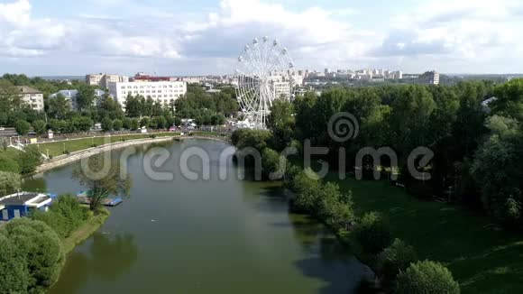 直升机飞越城市公园池塘河视频的预览图