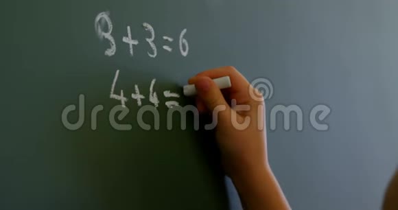 4k教室里女生用粉笔在黑板上写字视频的预览图