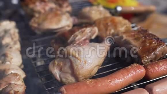 烤肉烧烤时的食物烧烤准备好吃的肉视频的预览图