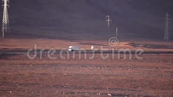 智利沙漠上的卡车视频的预览图