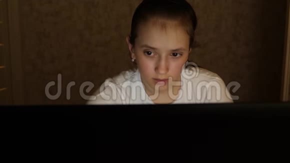 疲惫的学生女孩在家里工作笔记本电脑晚上在房间里视频的预览图