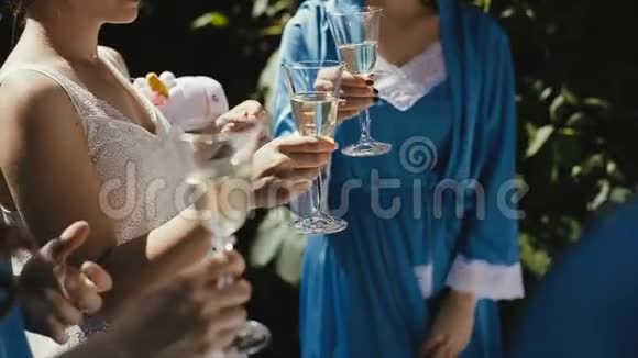 有敬酒的女孩碰杯精致的晚餐派对假期旅行生日快乐视频的预览图