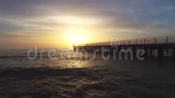 观海中的老断桥和飞鸟日出拍摄视频的预览图