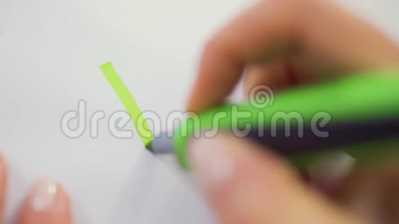 女性在纸上画绿色的记号视频的预览图
