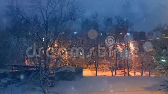 平面图院子外的冬天天气下着雪视频的预览图