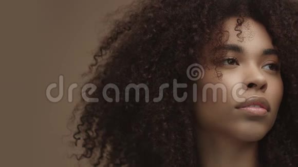 混合种族黑人妇女的特写照片皮肤光泽视频的预览图