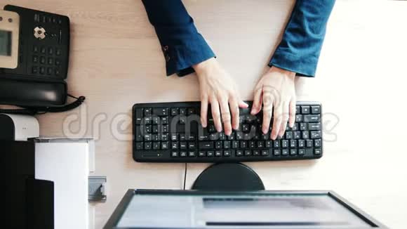 女人手在电脑键盘上打字俯视图视频的预览图
