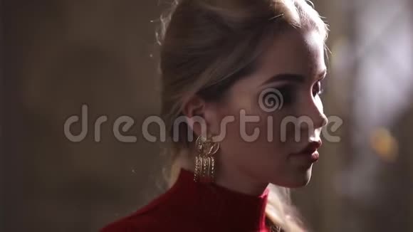 漂亮的时尚模特穿着红色连衣裙戴着耳环视频的预览图