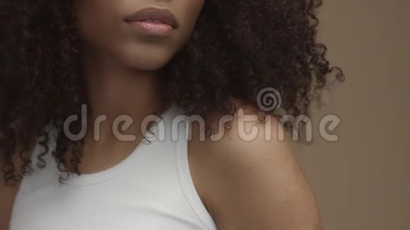 倾斜的移动摄像机展示混合种族黑人妇女的特写肖像视频的预览图