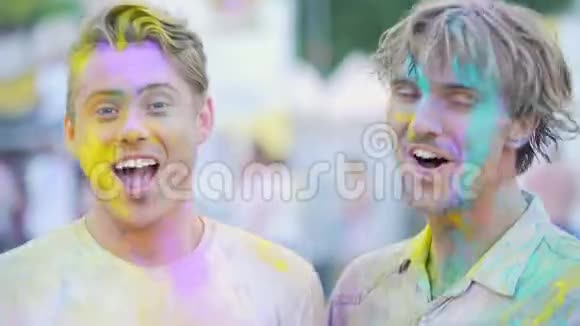 两个快乐的男性朋友在户外色彩节上玩得很开心视频的预览图