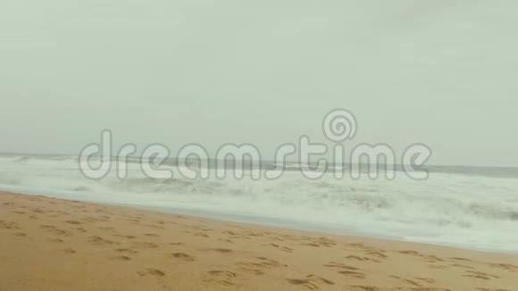阴天无尽的风景西班牙海滩巴塞罗那03052019沙海风视频的预览图