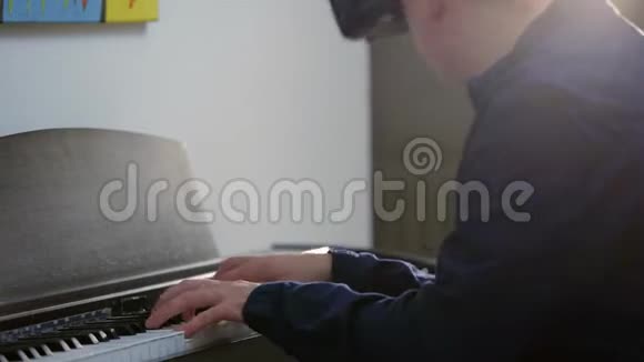 男人用虚拟现实游戏弹钢琴视频的预览图