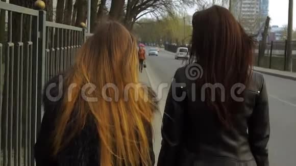 布鲁内特和金发女郎上街视频的预览图