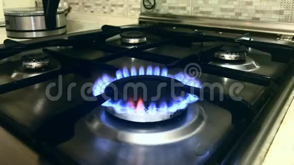 绘图仪厨房内有蓝色火焰的煤气炉视频的预览图