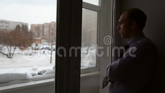 一个人站在窗户附近视频的预览图