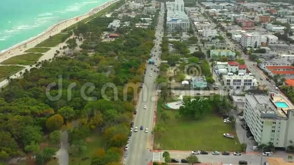 空中视频柯林斯大道迈阿密海滩一架无人驾驶飞机在4公里范围内视频的预览图