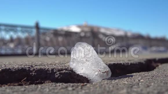 一片冰在烈日下融化视频的预览图