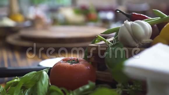 在木桌上合上蔬菜成分地中海烹饪用新鲜蔬菜美味的食材视频的预览图