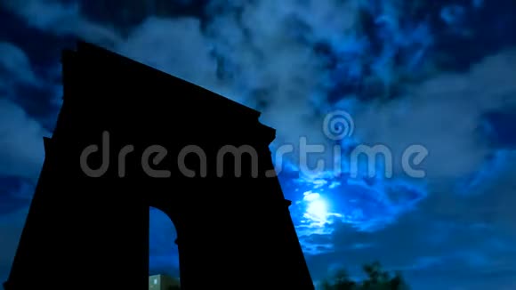 凯旋门夜空和月亮视频的预览图
