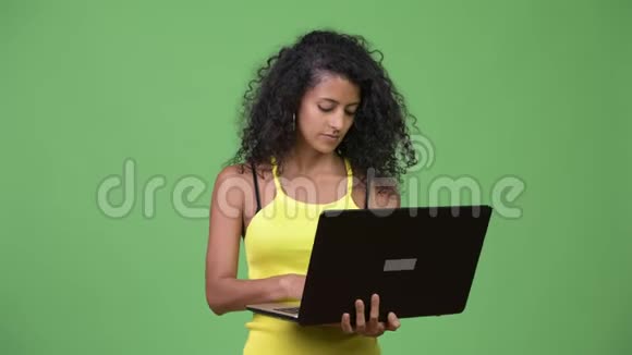 年轻漂亮的西班牙女人用笔记本电脑视频的预览图