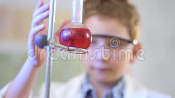 小科学家在实验室里探索红色液体视频的预览图
