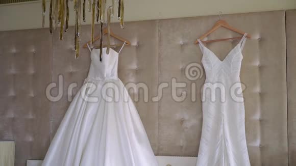 新娘的两件豪华婚纱新娘白色礼服视频的预览图