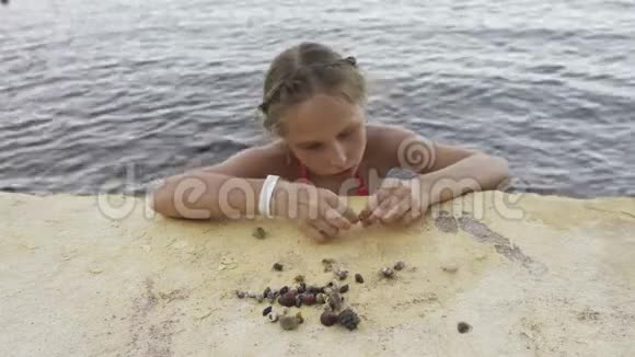 在海滩上和Paguroidea玩的女孩视频的预览图