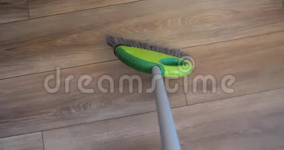 4K扫帚清洁房间的POV视图视频的预览图
