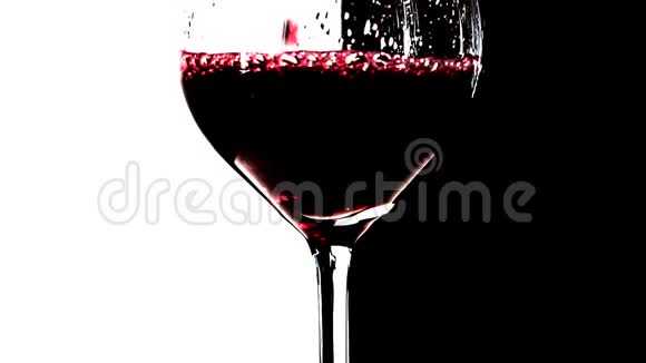 红酒倒进杯子里视频的预览图