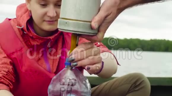 一位科学家把湖水样本倒入塑料瓶中视频的预览图