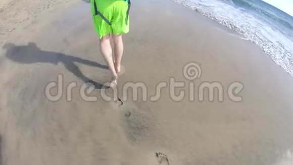 人走在沙滩上留下痕迹视频的预览图