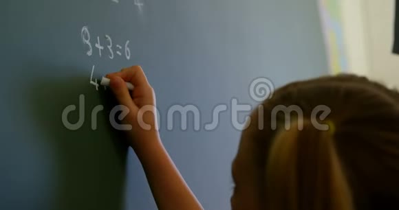 4k教室里女生用粉笔在黑板上写字视频的预览图