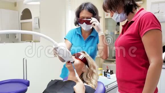4K女牙医开启牙齿美白专用紫外线灯的录像视频的预览图