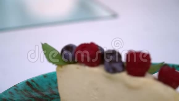 腰果和覆盆子的生食芝士蛋糕视频的预览图