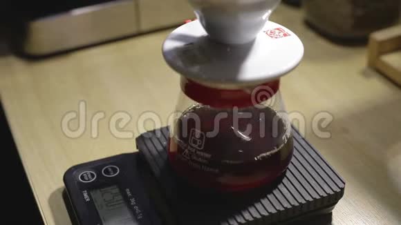 冲泡时将咖啡滴在缩放装置上视频的预览图