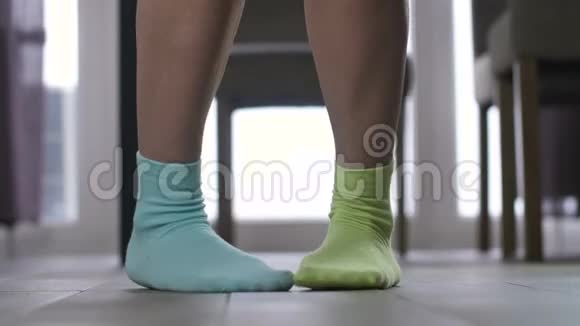 女足穿着不匹配的袜子跳舞视频的预览图