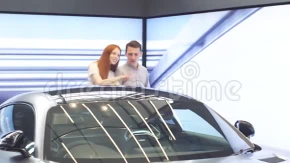 幸福的一对夫妇选择了第一辆了第一辆家用汽车视频的预览图