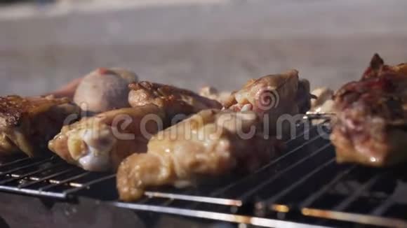 烤肉烧烤时的食物烧烤准备好吃的肉视频的预览图