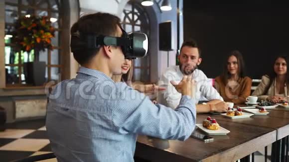 有虚拟现实的人在建筑工地上耳机这位女士向一群建筑师和工程师展示视频的预览图