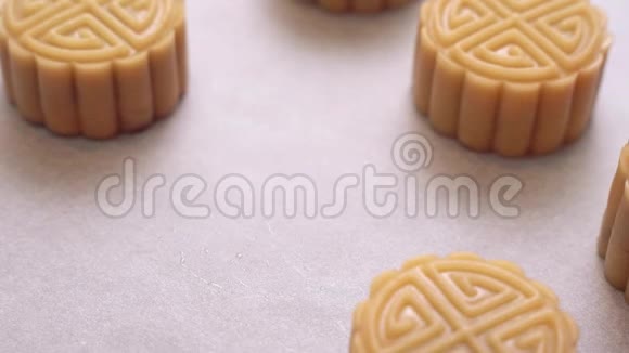 烤前自制粤式月饼传统节日用烤盘上的定型模具制作节日糕点视频的预览图